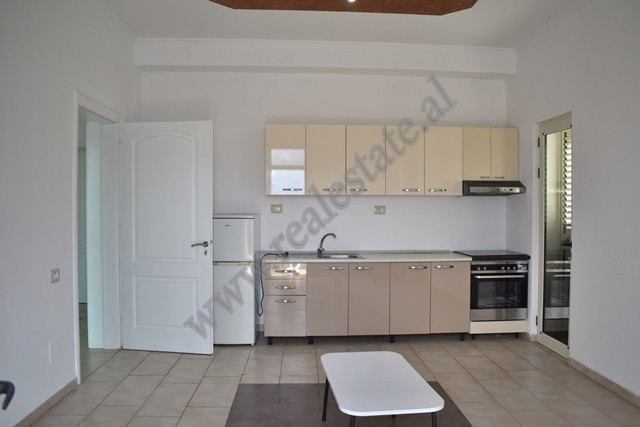 Apartament 2+1 me qira ne rrugen 3 Vellezerit Kondi, prane Residences Amerikane.
Pozicionohet ne ka